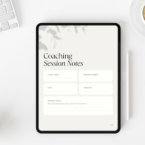 Peut inclure: Une tablette num&eacute;rique affichant un mod&egrave;le de notes de s&eacute;ance de coaching sur fond clair avec une ombre de feuille. Le formulaire comprend des champs pour le nom du client, le num&eacute;ro de s&eacute;ance, la date, la dur&eacute;e et l'objectif, avec la page 1/8 en bas.