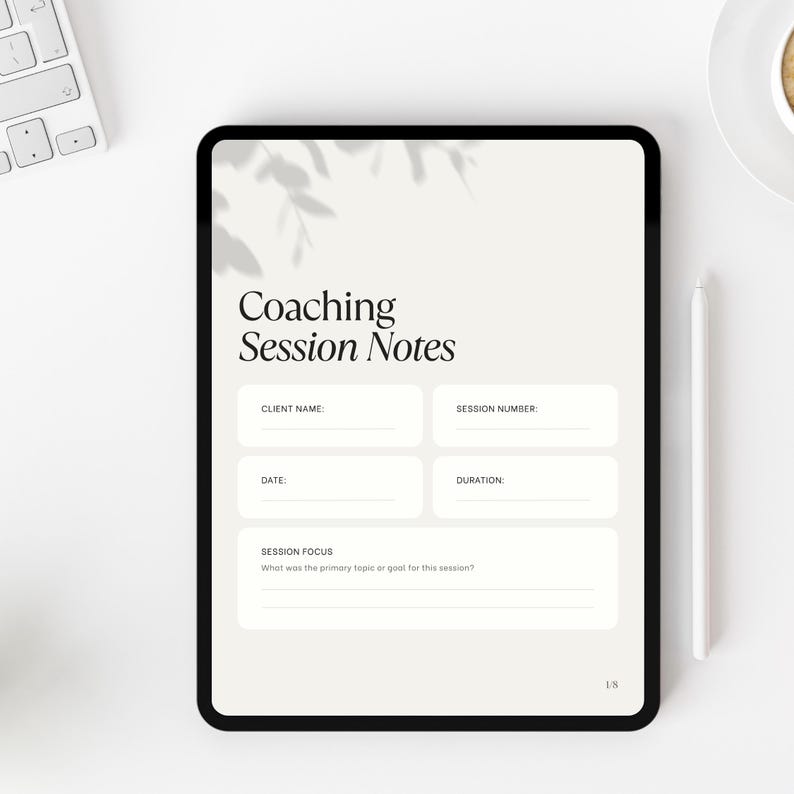 Peut inclure: Une tablette num&eacute;rique affichant un mod&egrave;le de notes de s&eacute;ance de coaching sur fond clair avec une ombre de feuille. Le formulaire comprend des champs pour le nom du client, le num&eacute;ro de s&eacute;ance, la date, la dur&eacute;e et l'objectif, avec la page 1/8 en bas.
