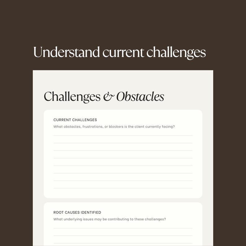 Peut inclure: Une fiche blanche sur fond brun fonc&eacute; avec le titre Understand current challenges et Challenges & Obstacles. Elle comporte deux sections avec des lignes pour &eacute;crire : Current Challenges et Root Causes Identified avec des questions.