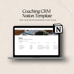 Peut inclure: Un modèle Notion numérique pour un CRM de coaching affiché sur un écran d'ordinateur portable. L'interface présente une liste de clients avec des colonnes pour le nom, le forfait, l'e-mail, la date de fin et les notes. Le logo Notion est visible.