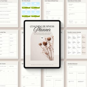 Może przedstawiać: Tablet cyfrowy wyświetla okładkę Coaching Business Planner z beżowym łukiem, suszonymi brązowymi kwiatami i napisem Coaching Business Planner. Tło przedstawia siatkę różnych stron planera, w tym tablice wizji, kalendarze i trackery.
