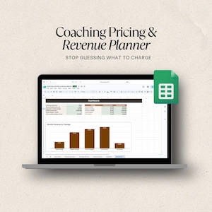 Op de afbeelding: Een laptopscherm toont een Coaching Pricing & Revenue Planner spreadsheet met een dashboard, datatabellen en een staafdiagram. Een groen spreadsheet-pictogram staat rechts. De tekst luidt Coaching Pricing & Revenue Planner en STOP GUESSING WHAT TO CHARGE.