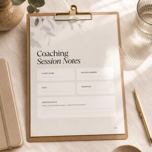 Peut inclure: Un presse-papier marron contenant une feuille de papier blanche intitul&eacute;e Coaching Session Notes. Le formulaire comprend des champs pour le nom du client, le num&eacute;ro de s&eacute;ance, la date, la dur&eacute;e et l'objectif. Le papier pr&eacute;sente un motif d'ombre de feuille.