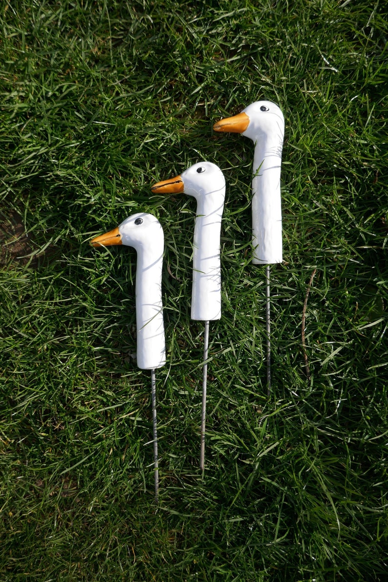 Gartenstecker Keramik Ente 3er Set midi Frostfest Gartenschmuck Gartendeko Gartenkeramik Hanbemalt Entenhals Keramik Garten Bild 1