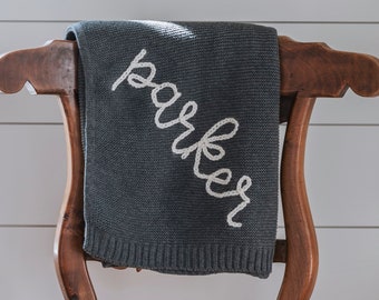 Couverture personnalisée en tricot brodée à la main pour bébé//ou d'emmaillotage avec prénom personnalisé