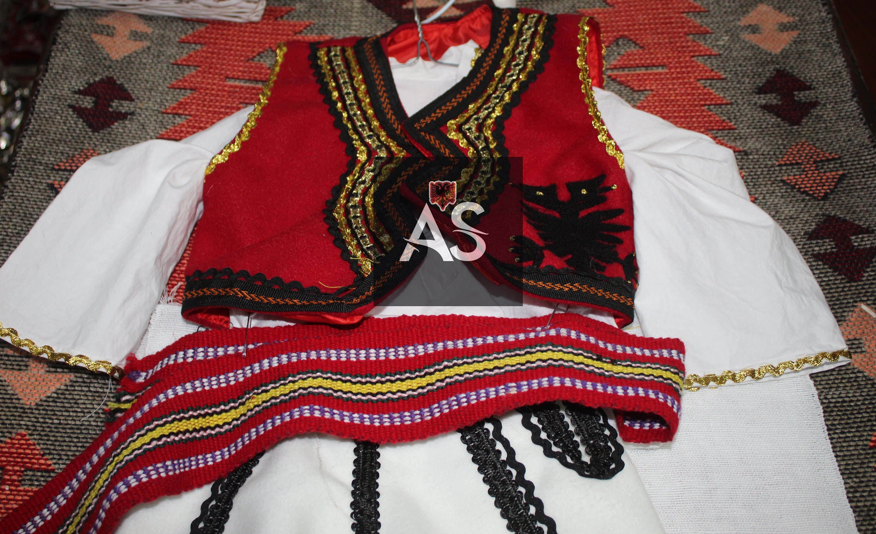 Vetement traditionnel albanais sale