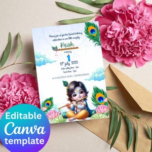 Może przedstawiać: Zaproszenie urodzinowe z kreskówkową ilustracją młodego Kryszny grającego na flecie, otoczonego pawimi piórami i kwiatami lotosu. Zaproszenie zawiera tekst "Krish is turning 1" oraz szczegóły wydarzenia. Projekt jest na tle różowych kwiatów i zieleni.