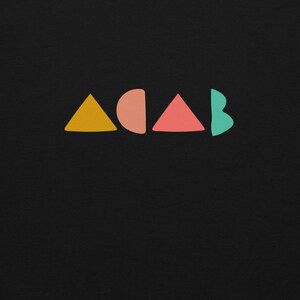 K&ouml;nnte beinhalten: Schwarzer Hintergrund mit den Buchstaben A, C, A, B, die jeweils durch eine andere geometrische Form dargestellt werden. Das A ist ein gelbes Dreieck, das C ein pfirsichfarbener Halbkreis, das zweite A ein rosa Dreieck und das B ein t&uuml;rkisfarbener Halbkreis.