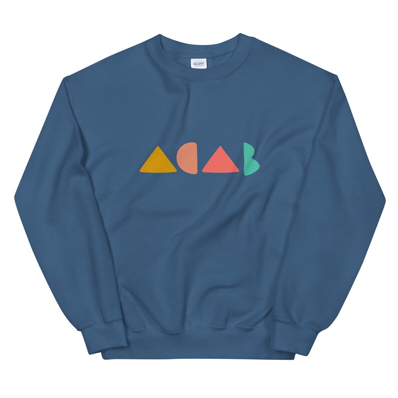 K&ouml;nnte beinhalten: Ein marineblaues Sweatshirt mit dem Wort "ACAB" in bunten geometrischen Formen. Die Buchstaben sind orange, korallenrot, rot und gr&uuml;n. Das Sweatshirt besteht aus einem weichen Material.