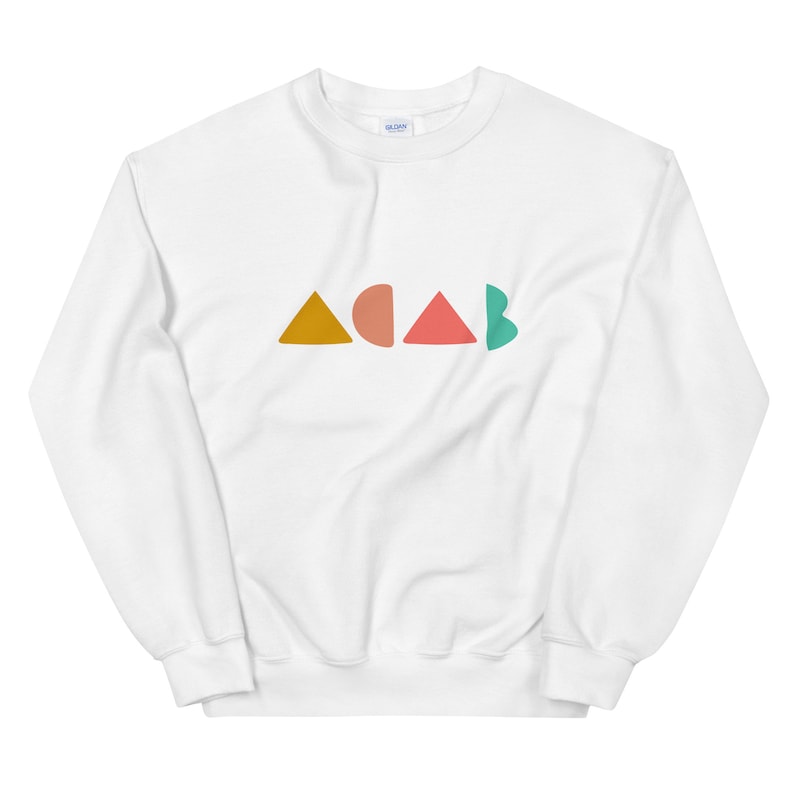 K&ouml;nnte beinhalten: Wei&szlig;es Sweatshirt mit dem Wort "ACAB" in bunten geometrischen Formen. Die Buchstaben bestehen aus einem senfgelben Dreieck, einem pfirsichfarbenen Halbkreis, einem korallenfarbenen Dreieck und einem t&uuml;rkisfarbenen Halbkreis.