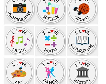 Op de afbeelding: Negen kleurrijke ronde stickers met witte randen en de tekst "Ik hou van" in rood met een hartje. Elke sticker heeft een ander onderwerp: fotografie, wetenschap, sport, muziek, wiskunde, literatuur, kunst, dans en geschiedenis.