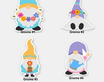 Op de afbeelding: Vier kleurrijke gnomen met verschillende accessoires. De eerste gnome draagt een blauwe hoed en houdt een bloemenkrans vast. De tweede gnome draagt een paarse hoed met bloemen en heeft een witte baard. De derde gnome draagt een gele hoed en houdt een bloempot vast. De vierde gnome draagt een paarse hoed en houdt een gieter vast.
