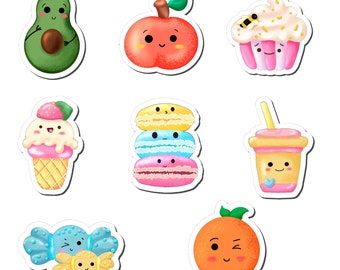 Op de afbeelding: Een set van negen kleurrijke stickers met schattige cartoonfiguren van verschillende voedingsmiddelen, waaronder een avocado, een appel, een cupcake, ijs, macarons, een sapdoos, een snoepje en een sinaasappel.