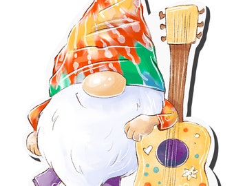 Op de afbeelding: Een grillige gnome met een tie-dye hoed en een witte baard houdt een gele gitaar vast met kleurrijke accenten en een vredesteken.