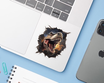 Op de afbeelding: Een sticker met een gedetailleerde illustratie van een Tyrannosaurus Rex-kop die door een gescheurd oppervlak breekt. De dinosaurus heeft scherpe tanden, een rode mond en een bruin en beige kleurenschema. De achtergrond heeft een vurige, oranje gloed.