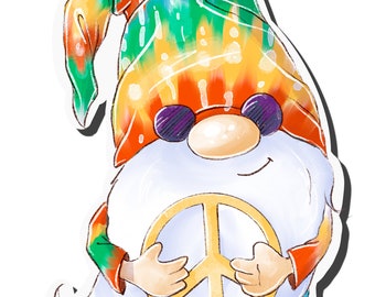 Op de afbeelding: Een grillige gnome met een tie-dye hoed en zonnebril houdt een vredesteken vast. De gnome heeft een witte baard en draagt een blauwe spijkerbroek en paarse schoenen.