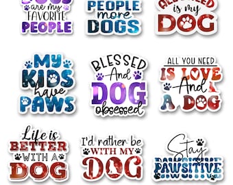 Op de afbeelding: Negen kleurrijke stickers met spreuken over honden. De stickers hebben een galactische achtergrond met een witte rand. De spreuken zijn: "Honden zijn mijn favoriete mensen", "Minder mensen, meer honden", "Alles wat ik nodig heb is mijn hond", "Mijn kinderen hebben pootjes", "Gezegend en hondenbezeten", "Alles wat je nodig hebt is liefde en een hond", "Het leven is beter met een hond", "Ik zou liever bij mijn hond zijn", en "Blijf positief".