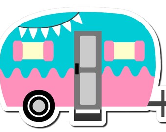 Op de afbeelding: Een turquoise en roze camper met een witte deur en een witte vlaggenlijn boven de deur. De camper heeft een zwarte band en een zwarte trekhaak.