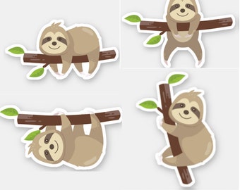 Op de afbeelding: Vier illustraties van luiaards die aan takken hangen. Elke luiaard is bruin met een lichtbruin gezicht en een vriendelijke glimlach. De takken zijn bruin met groene bladeren.