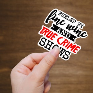 True Crime TV - ワインと真の犯罪番組で盛り上がるビニールステッカーデカール - タンブラーステッカー、ジャーナルステッカー、ノートブック - サイズを選択
