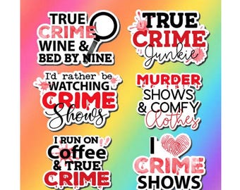 Op de afbeelding: Een set van zes stickers met true crime thema's met rode en zwarte tekst. De zinnen zijn onder andere True Crime Wine & Bed By Nine, True Crime Junkie, I'd Rather Be Watching Crime Shows, Murder Shows & Comfy Clothes, I Run On Coffee & True Crime en I Heart Crime Shows.