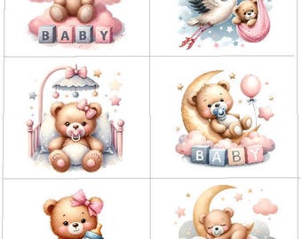 Op de afbeelding: Vier illustraties met een teddybeer in verschillende scènes. De eerste afbeelding toont een teddybeer die op een wolk zit met het woord "BABY" gespeld in blokken. De tweede afbeelding toont een ooievaar die een teddybeer in een roze tas draagt. De derde afbeelding toont een teddybeer in een wieg met een mobiel erboven. De vierde afbeelding toont een teddybeer die slaapt op een halve maan met het woord "BABY" gespeld in blokken.