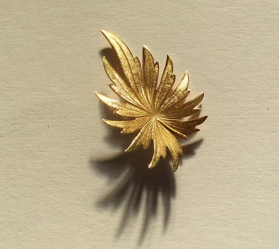 Vintage Gold Tone Leaf brooch Pin. Marked Celebri… - image 2