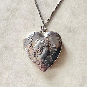 Vintage Silver Tone Heart Locket Necklace . Locket Opens.