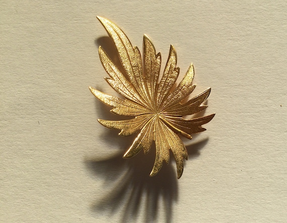 Vintage Gold Tone Leaf brooch Pin. Marked Celebri… - image 1