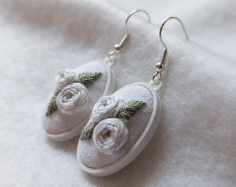 Boucles d’oreilles pendantes roses blanches || Boucles d’oreilles brodées à la main, boucles d’oreilles Cottagecore, boucles d’oreilles blanches élégantes, boucles d’oreilles de mariage, boucles d’oreilles florales