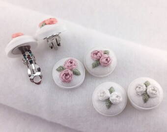 Tiny Rose oorbellen, Cottagecore clip-on oorbellen, geborduurde handgemaakte oorbellen, kleine bloemen sieraden, sierlijke oorbellen, bruids cadeau voor haar