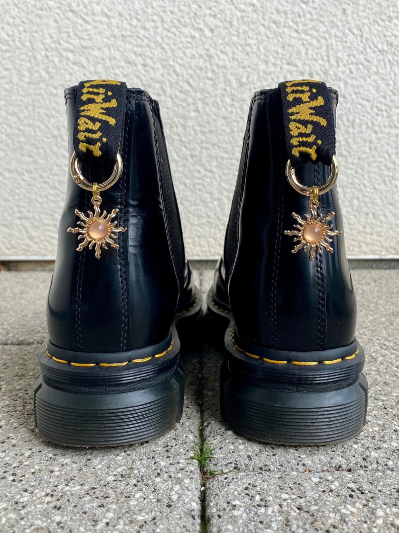 Doc Martens Charms, Schuh Anhänger Sonne, Stiefel Boots Schuhkette, Sonnen Charm, Grunge Punk Gothic Charm, Schuh Accessoires, Goldschmuck Bild 1