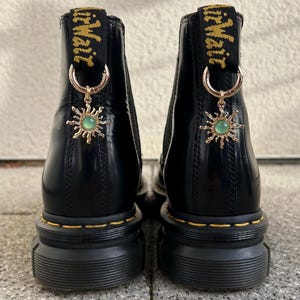 Stiefelanhänger grüne Sonne mit Gold - passend für Doc Martens