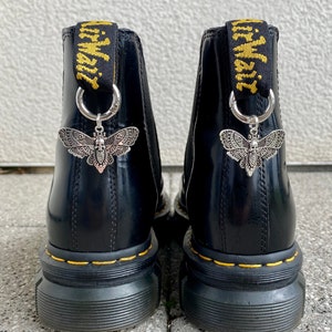 Doc Martens Charms, Schuh Anhänger Motte, Stiefel Boots Schuhkette, Motten Charm, Grunge Punk Gothic Charm, Schuh Accessoires, Silber Schmuck Bild 1