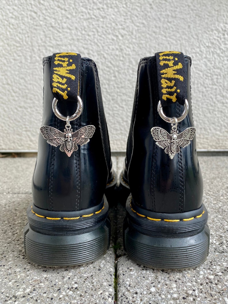 Doc Martens Charms, Schuh Anhänger Motte, Stiefel Boots Schuhkette, Motten Charm, Grunge Punk Gothic Charm, Schuh Accessoires, Silber Schmuck Bild 1