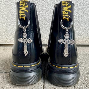 Stiefelanhänger Kreuz in Silber - passend für Doc Martens