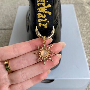 Doc Martens Charms, Schuh Anhänger Sonne, Stiefel Boots Schuhkette, Sonnen Charm, Grunge Punk Gothic Charm, Schuh Accessoires, Goldschmuck Bild 3