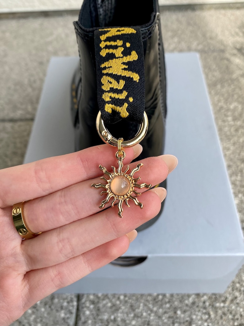 Doc Martens Charms, Schuh Anhänger Sonne, Stiefel Boots Schuhkette, Sonnen Charm, Grunge Punk Gothic Charm, Schuh Accessoires, Goldschmuck Bild 3