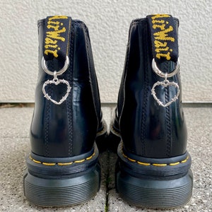 Doc Martens Charms, Schuh Anhänger Herz, Stiefel Boots Schuhkette, Herz Charm, Grunge Punk Gothic Charm, Schuh Accessoires, Silberschmuck Bild 1