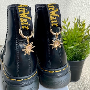 Doc Martens Charms, Schuh Anhänger Sonne, Stiefel Boots Schuhkette, Sonnen Charm, Grunge Punk Gothic Charm, Schuh Accessoires, Goldschmuck Bild 2