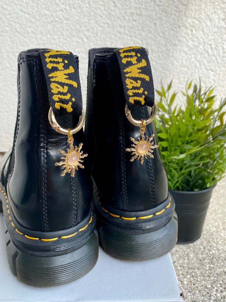 Doc Martens Charms, Schuh Anhänger Sonne, Stiefel Boots Schuhkette, Sonnen Charm, Grunge Punk Gothic Charm, Schuh Accessoires, Goldschmuck Bild 2