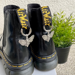 Doc Martens Charms, Schuh Anhänger Motte, Stiefel Boots Schuhkette, Motten Charm, Grunge Punk Gothic Charm, Schuh Accessoires, Silber Schmuck Bild 2