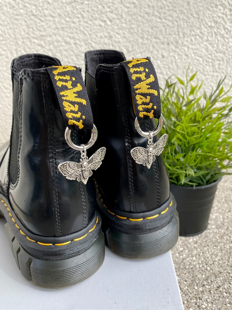 Doc Martens Charms, Schuh Anhänger Motte, Stiefel Boots Schuhkette, Motten Charm, Grunge Punk Gothic Charm, Schuh Accessoires, Silber Schmuck Bild 2