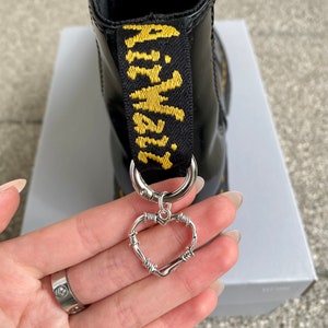 Doc Martens Charms, Schuh Anhänger Herz, Stiefel Boots Schuhkette, Herz Charm, Grunge Punk Gothic Charm, Schuh Accessoires, Silberschmuck Bild 3