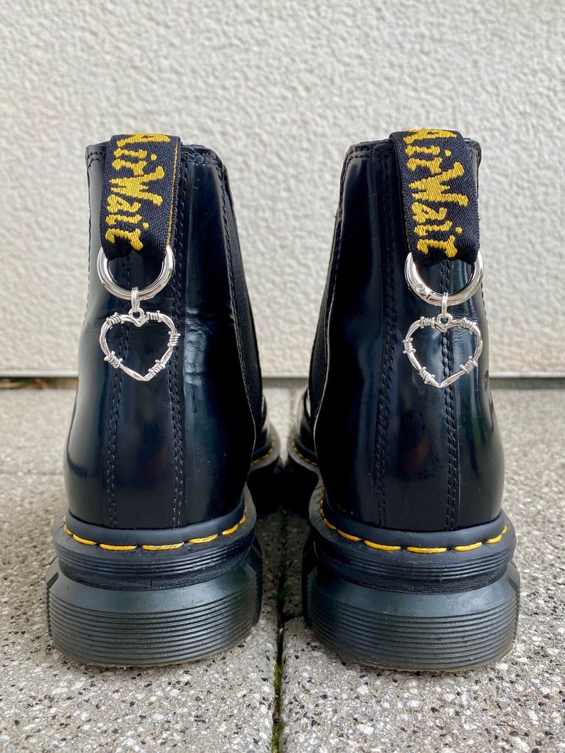 Doc Martens Charms, Schuh Anhänger Herz, Stiefel Boots Schuhkette, Herz Charm, Grunge Punk Gothic Charm, Schuh Accessoires, Silberschmuck Bild 1