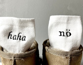 Bestickte Socken mit "haha nö"