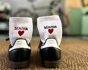Bestickte Socken mit "Mama" - Muttertagsgeschenk für dich oder deine Mama