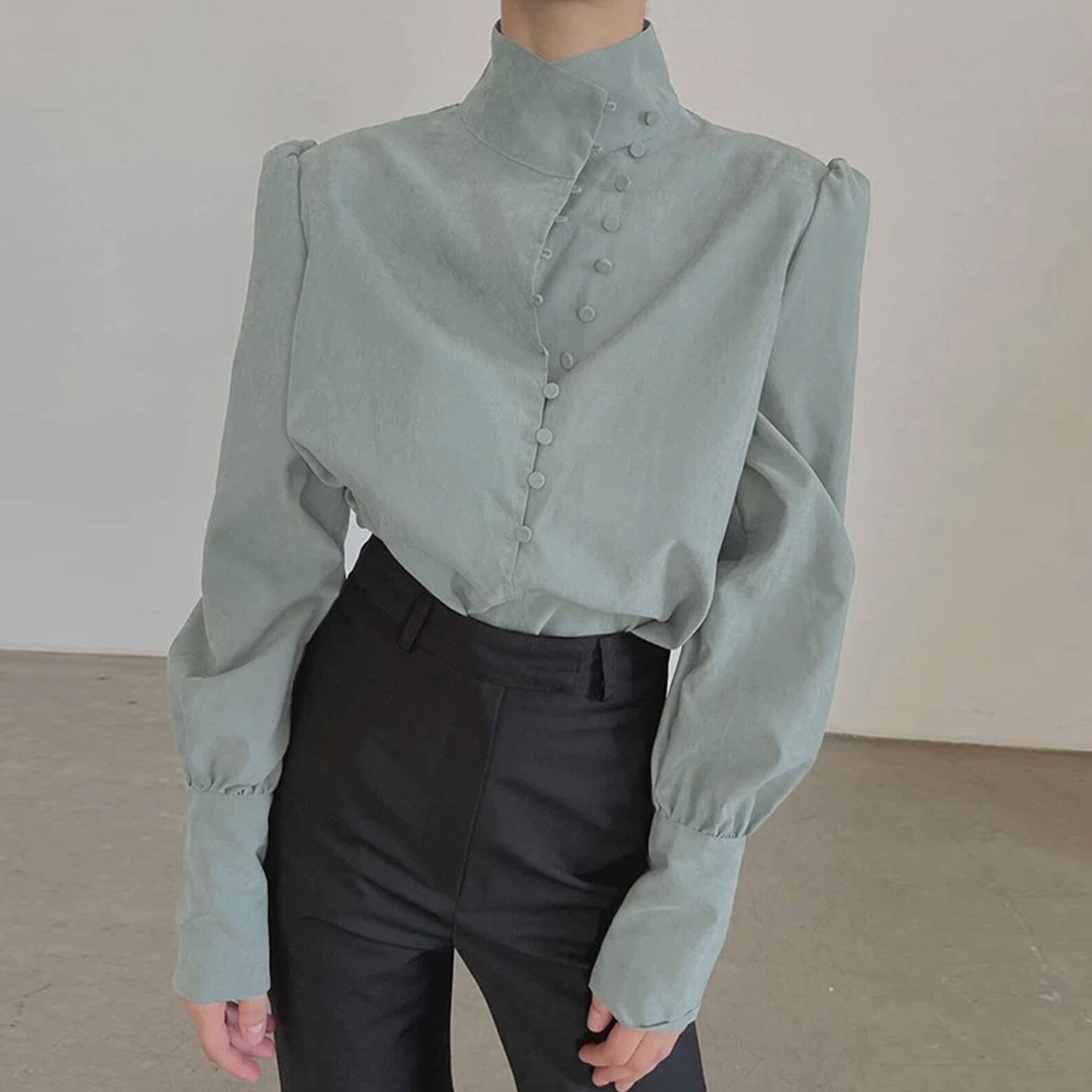 outfit blusa blanca cuello de tortuga