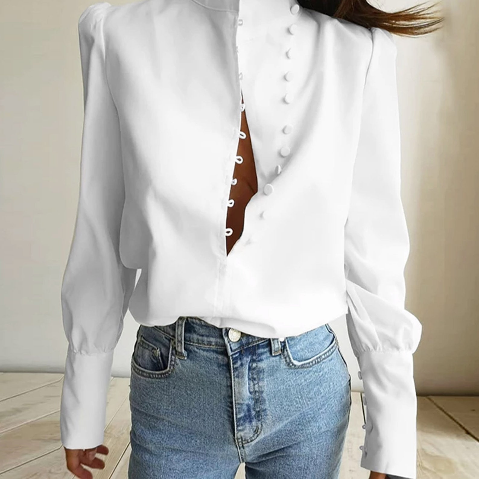 outfit blusa blanca cuello de tortuga