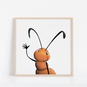 Op de afbeelding: Een ingelijste illustratie van een cartoonmier met oranje en zwarte kleur, zwaaiend met zijn rechterarm en glimlachend. De mier heeft twee lange zwarte antennes.